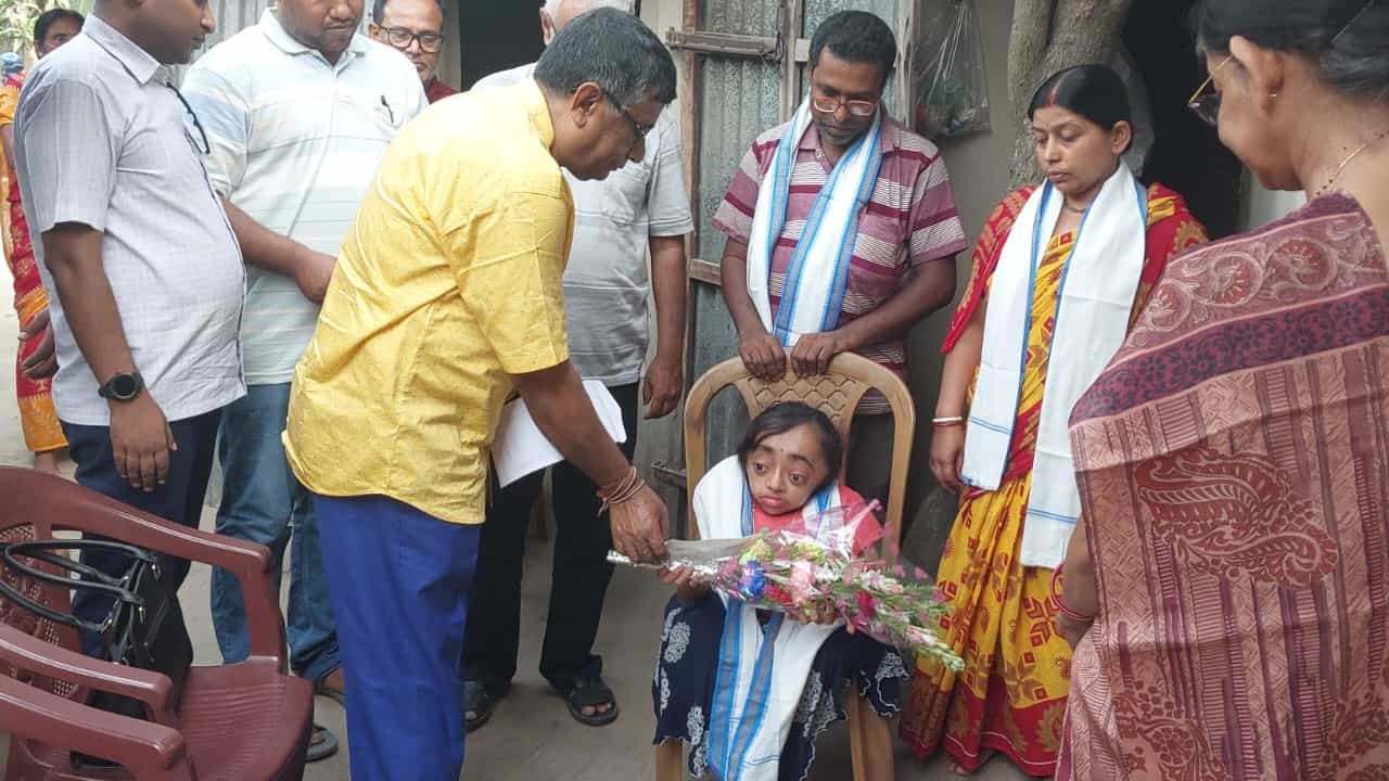 HS: দেখলে মনে হবে ছোট্ট শিশু, উচ্চমাধ্যমিকে তাক লাগাতেই বিশেষভাবে সক্ষম পায়েলের জন্য এল বড় চমক HS: দেখলে মনে হবে ছোট্ট শিশু, উচ্চমাধ্যমিকে তাক লাগাতেই বিশেষভাবে সক্ষম পায়েলের জন্য এল বড় চমক