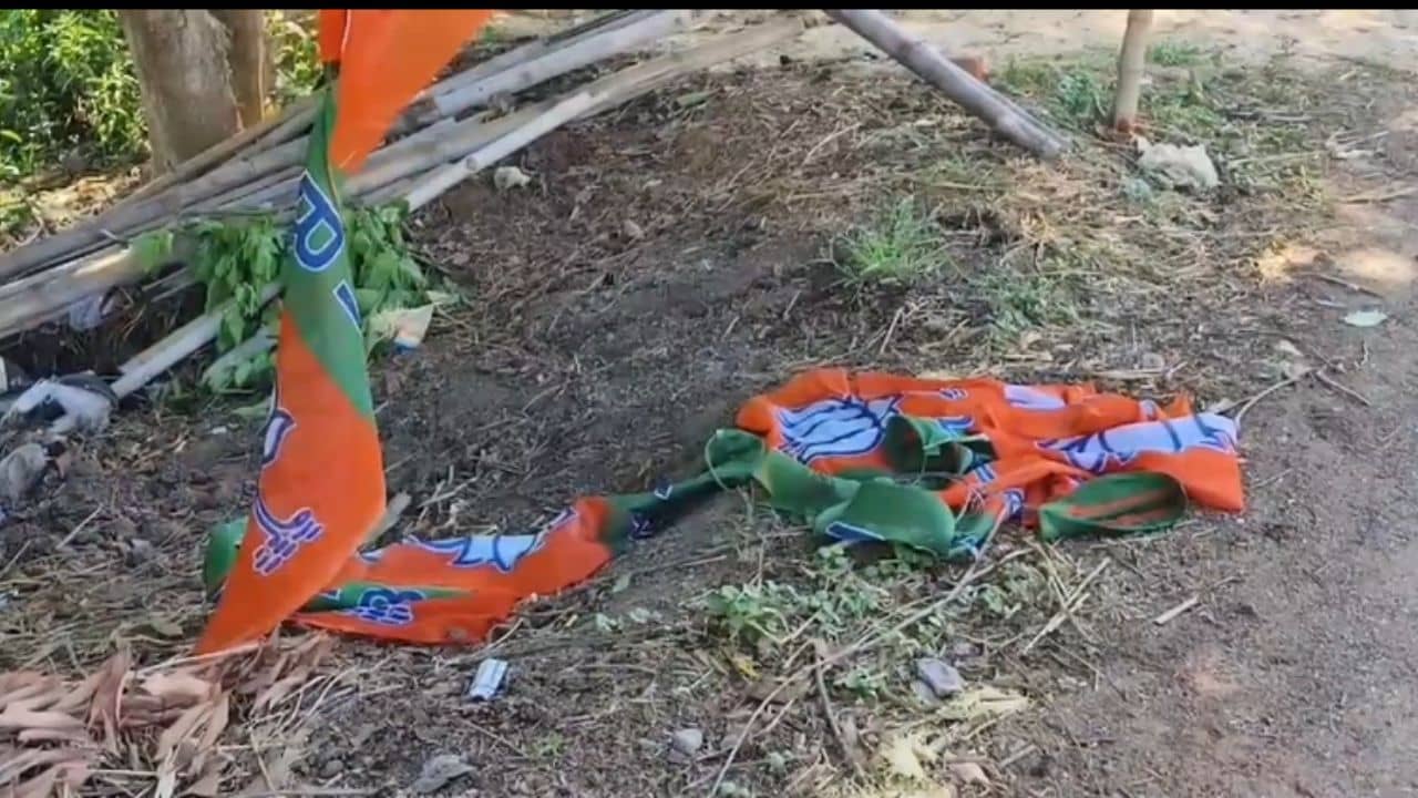 Bankura: বিজেপির প্রচারমূলক পোস্টার ও ফেস্টুন ছেঁড়া, উত্তপ্ত বাঁকুড়া