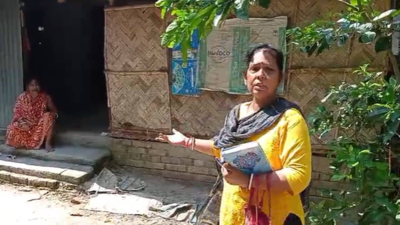 Barasat: সিঁড়িতে পড়ে থাকা কাগজে লেখা নিতান্তই একটা শব্দ! ভোটের আগে বড় বিপদের হাতছানিতে ভয়ে কাঁটা পরিবার