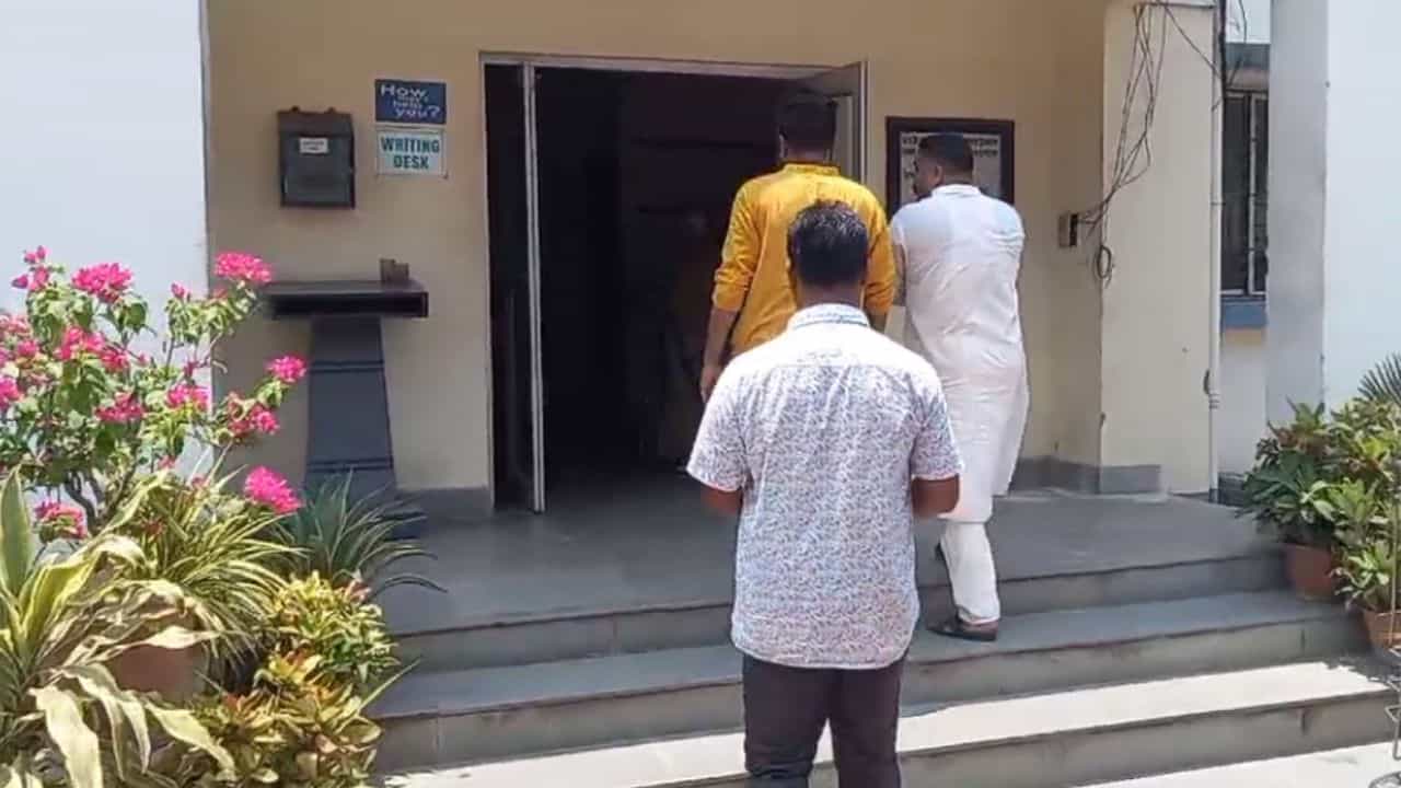 Barasat Lok Sabha Election: অপহরণ করা হল প্রার্থী কাকলিকে, বাদ গেলেন না স্বামীও, ফোন সুইচ অফ Barasat Lok Sabha Election: অপহরণ করা হল প্রার্থী কাকলিকে, বাদ গেলেন না স্বামীও, ফোন সুইচ অফ