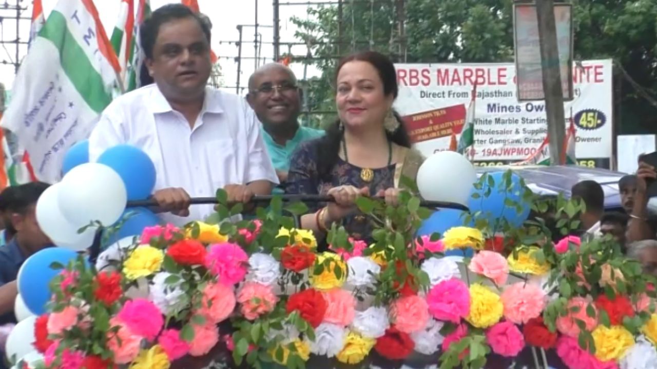 Barasat ঝড় তুললেন কাকলি, TMC প্রার্থীর প্রচারে হাজির বলিউডের