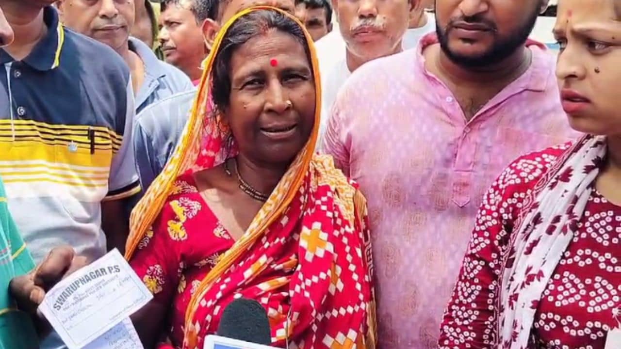 Swarupnagar: এসে বলল তোরা তৃণমূলে ভোট দিবি, নয়ত কেটে ফেলব