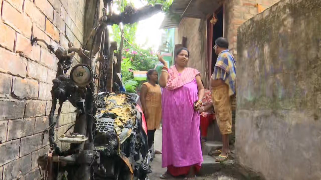 Belgachia: 'মরা মেরে খুনের দায় কে নেয়?' বেলগাছিয়ায় পুড়ে খাক হল বিজেপি নেতার বাইক