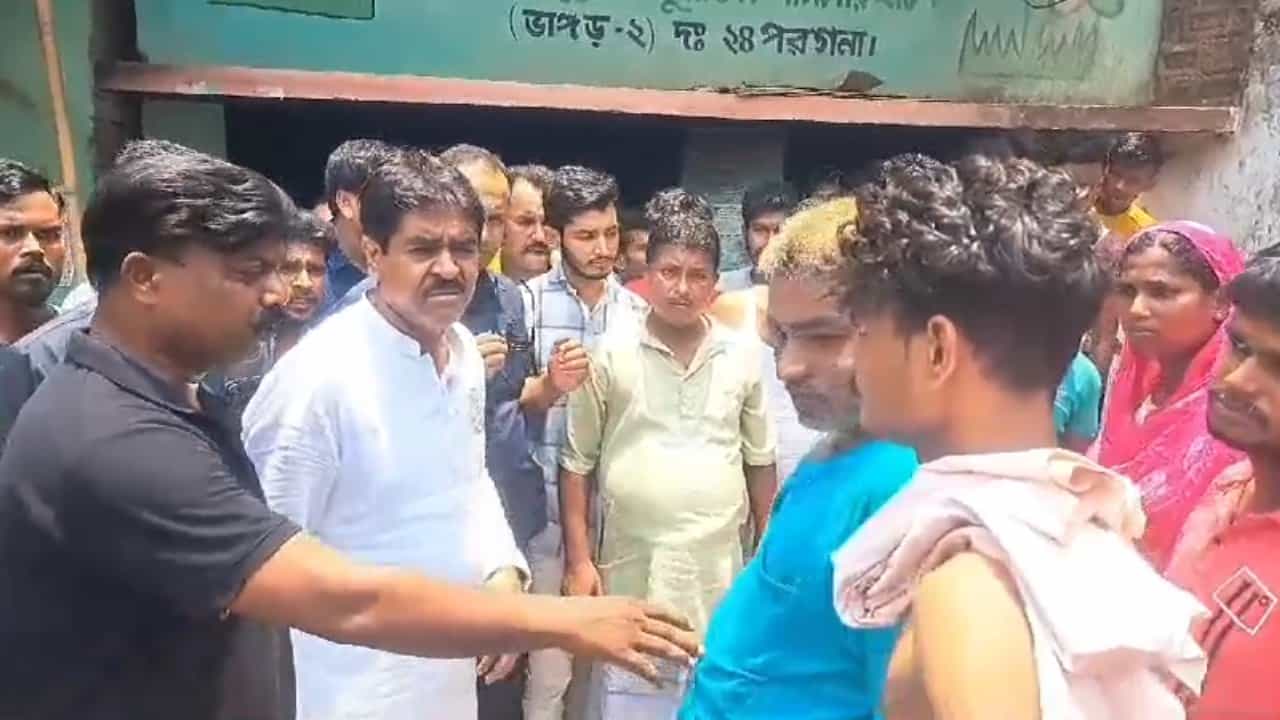 TMC vs ISF: ফের জ্বলল ভাঙড়, তৃণমূলের পার্টি অফিসে আগুন লাগিয়ে দেওয়ার অভিযোগ ISF এর বিরুদ্ধে TMC vs ISF: ফের জ্বলল ভাঙড়, তৃণমূলের পার্টি অফিসে আগুন লাগিয়ে দেওয়ার অভিযোগ ISF এর বিরুদ্ধে