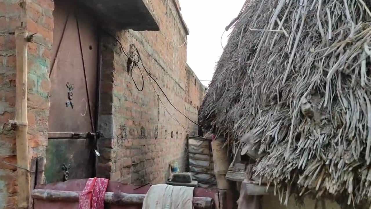 Birbhum: লাগাতার কুপ্রস্তাব, রাজি না হওয়ায় মহিলাকে ন্যাড়া করে দেওয়ার অভিযোগ সিউড়িতে Birbhum: লাগাতার কুপ্রস্তাব, রাজি না হওয়ায় মহিলাকে ন্যাড়া করে দেওয়ার অভিযোগ সিউড়িতে