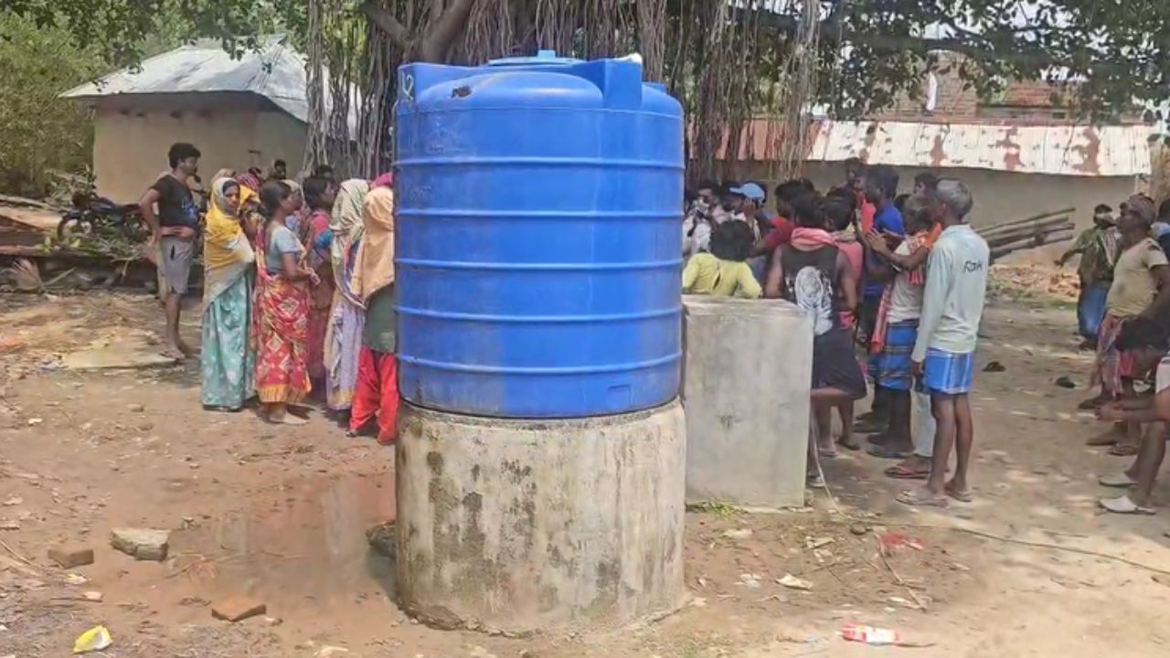 Birbhum: কল-পুকুরের সামনে কড়া পাহারা! ভোটের দিনের পর থেকেই বিজেপি কর্মীদের জন্য 'জল বন্ধ' Birbhum: কল-পুকুরের সামনে কড়া পাহারা! ভোটের দিনের পর থেকেই বিজেপি কর্মীদের জন্য 'জল বন্ধ'