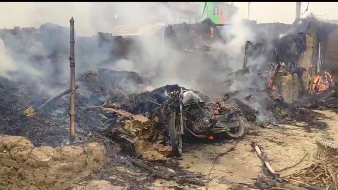 Birbhum: স্বামীকে বাড়ির মধ্যে আটকে আগুন ধরিয়ে দিলেন স্ত্রী, সব পুড়ে খাক, শুধু অক্ষত টার্গেটই