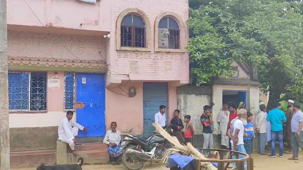 Birbhum: সবজির গাড়িতে গরু ঢোকাকে কেন্দ্র করে বিবাদ, পিটিয়ে খুনের অভিযোগ Birbhum: সবজির গাড়িতে গরু ঢোকাকে কেন্দ্র করে বিবাদ, পিটিয়ে খুনের অভিযোগ