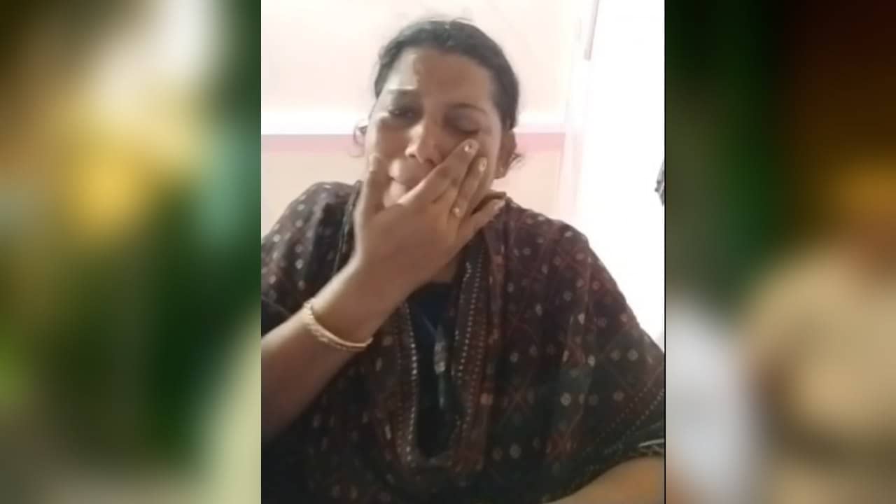 Birbhum: ভোটের ডিউটিতে যেতে চান না, ফেসবুকে লাইভে কাঁদতে কাঁদতে হাত কেটে ফেললেন বীরভূমের পুলিশ কর্মী