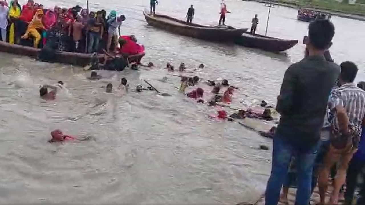 Cyclone Remal: ৮০ যাত্রী নিয়ে ডুবল নৌকা! আছড়ে পড়ার আগেই খেল শুরু রেমাল-এর Cyclone Remal: ৮০ যাত্রী নিয়ে ডুবল নৌকা! আছড়ে পড়ার আগেই খেল শুরু রেমাল-এর