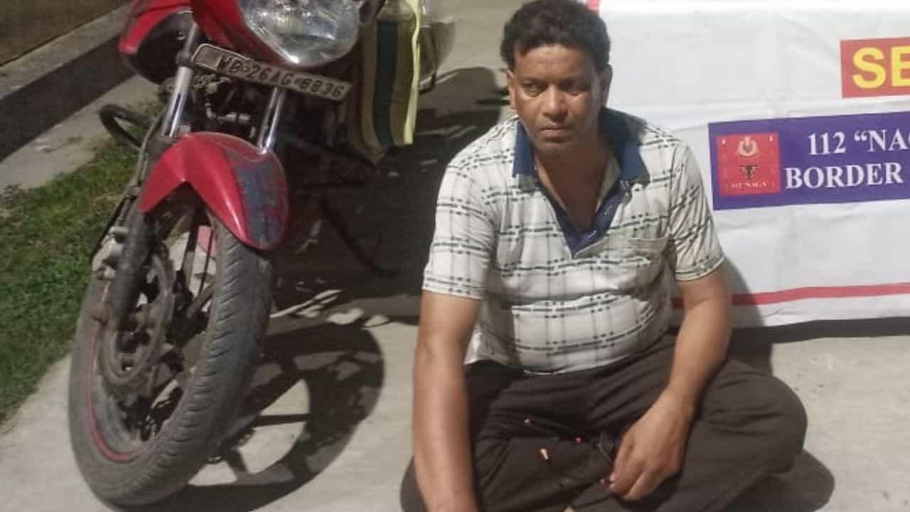 Basirhat: এই গরমেও গায়ে চাদর! লক্ষ লক্ষ টাকার খেলা, CPIM কর্মীর পর্দা ফাঁস সীমান্তে Basirhat: এই গরমেও গায়ে চাদর! লক্ষ লক্ষ টাকার খেলা, CPIM কর্মীর পর্দা ফাঁস সীমান্তে