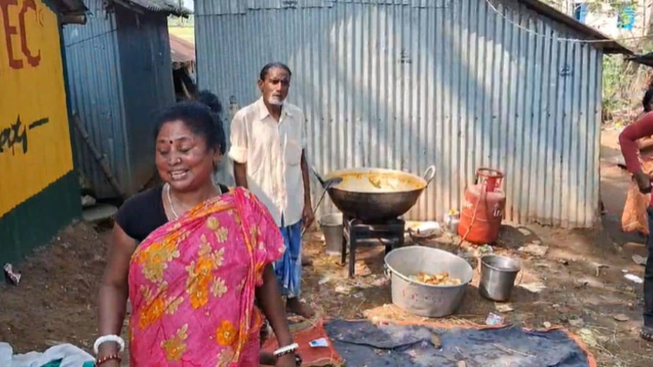 Burdwan: আলুর দমের সঙ্গে নরম মুড়ি, জমিয়ে চলছে খাওয়া দাওয়া! জমাটি আড্ডায় ঢুকে পড়ল পুলিশও... তারপরের ঘটনা অবাক করা মতন