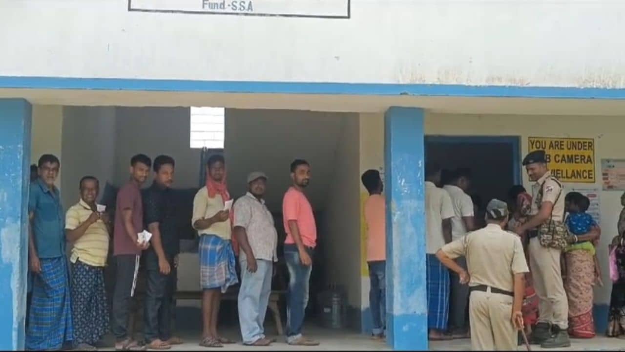 Burdwan Loksabha Election: অদ্ভুত একটা শব্দ শুনে EVM-এর পিছনের ঘরে যান, ততক্ষণে ভোটকর্মীর শরীর হয়ে যাচ্ছিল নীল! ভোট-চতুর্থীতে ভয়ঙ্কর ঘটনা