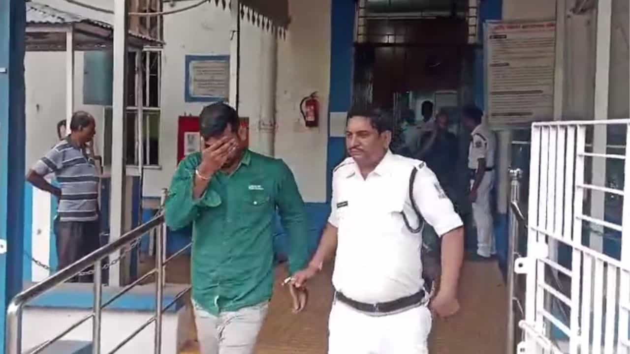 Chandannagar: ১০ লক্ষ টাকা পণ দিয়েও হল না লাভ, বোনকে জীবিত পেলেন না অতুল Chandannagar: ১০ লক্ষ টাকা পণ দিয়েও হল না লাভ, বোনকে জীবিত পেলেন না অতুল
