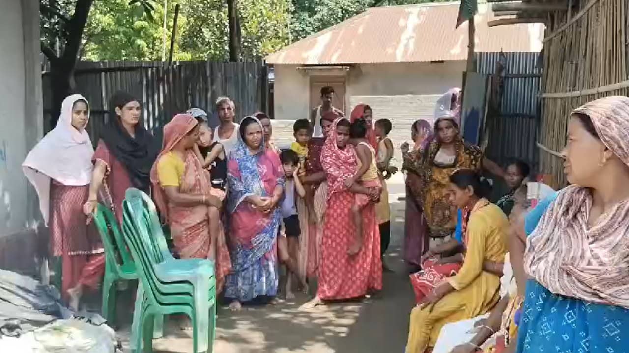 Jalpaiguri: গলায় আটকে লিচুর বিচি, হাসপাতালে নিয়ে যাওয়ার আগেই চোখ বুঝল একরত্তি