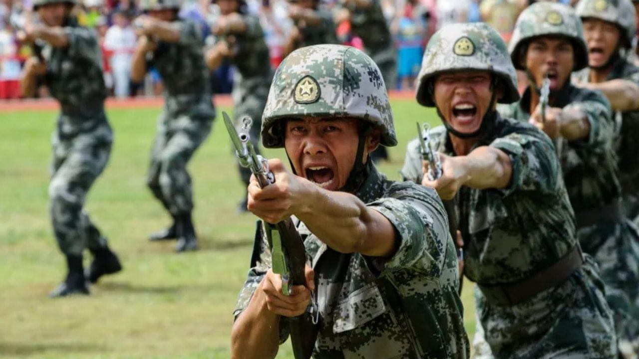 China: রাতারাতি তিন দিক থেকে ঘিরে ধরেছে লালফৌজ, হঠাৎ কী করতে চাইছে চিন?