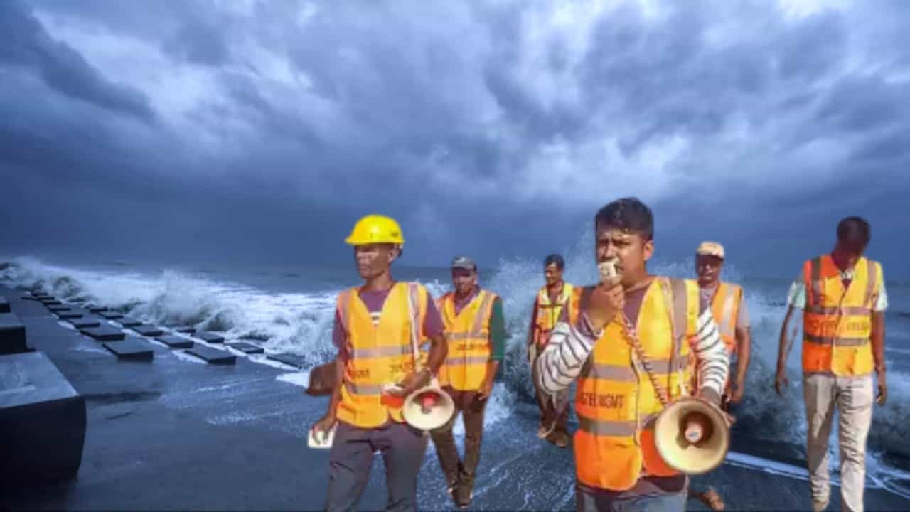 Cyclone in Kolkata: ফোঁস করছে রেমাল, কলকাতায় জারি লাল সতর্কতা, ঠিক আর কতদূরে রয়েছে ঘূর্ণি-দানব? Cyclone in Kolkata: ফোঁস করছে রেমাল, কলকাতায় জারি লাল সতর্কতা, ঠিক আর কতদূরে রয়েছে ঘূর্ণি-দানব?