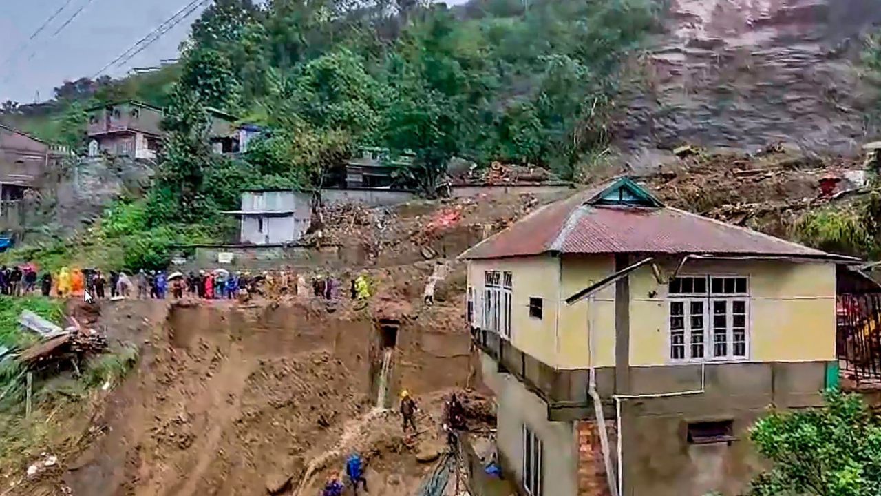 Darjeeling: রাত্রিবেলা বেরতে বারণ করা হচ্ছে পর্যটকদের, পাহাড়ে ক্রমেই ঘনাচ্ছে বিপদ Darjeeling: রাত্রিবেলা বেরতে বারণ করা হচ্ছে পর্যটকদের, পাহাড়ে ক্রমেই ঘনাচ্ছে বিপদ