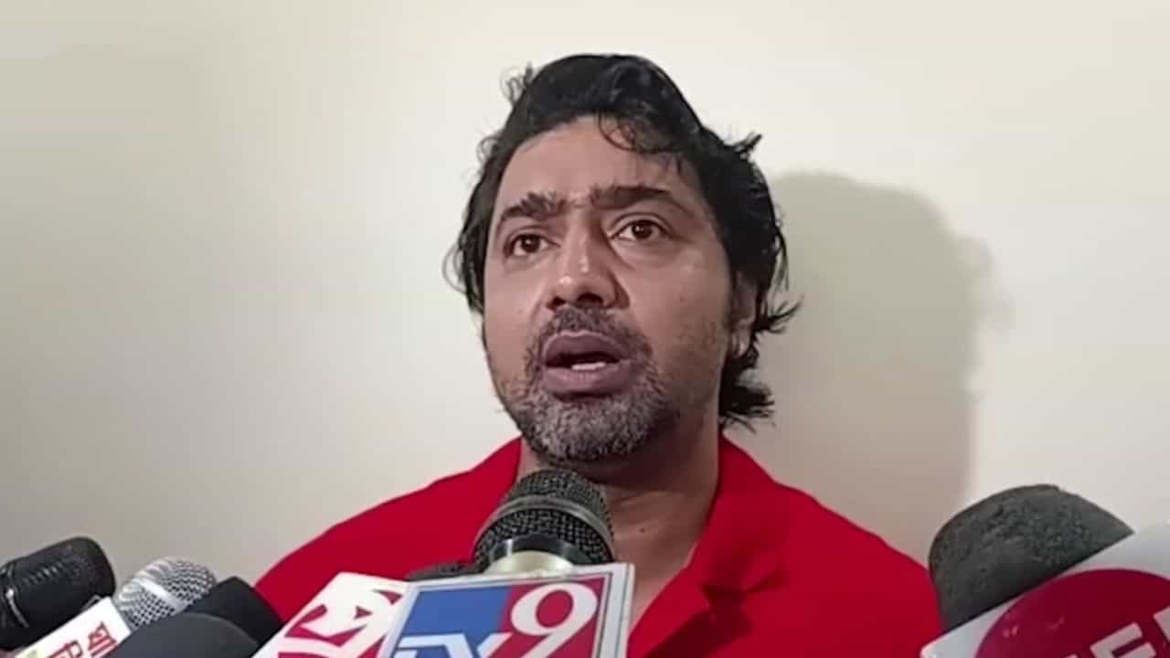 ৩ বছর আগেই গোপনে বিয়ে দেবের? খবর সামনে আসতেই তুমুল হইচই ৩ বছর আগেই গোপনে বিয়ে দেবের? খবর সামনে আসতেই তুমুল হইচই