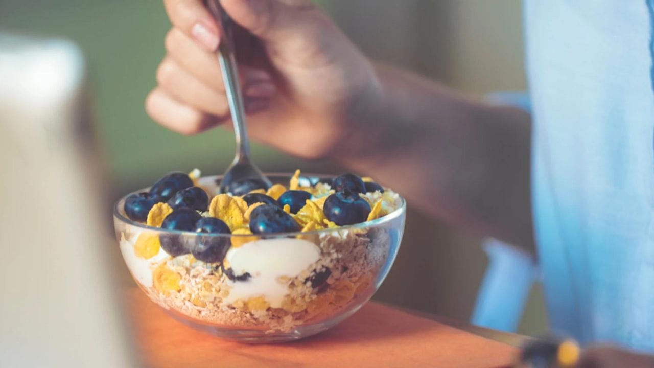 ফাইবার হজম হতে বেশি সময় নেয়। তাই দীর্ঘ সময় ধরে পেটও থাকে ভরতি। ফলে অত্যাধিক খাওয়ার প্রবণতা, অস্বাস্থ্যকর স্ন্যাকিং, মিষ্টি খাওয়ার প্রবণতা বা লোভ হ্রাস পেয়ে যায়। তাতে খিদের মাত্রা যেমন কমে, তেমনি হজমের জন্যও উপকারী। 