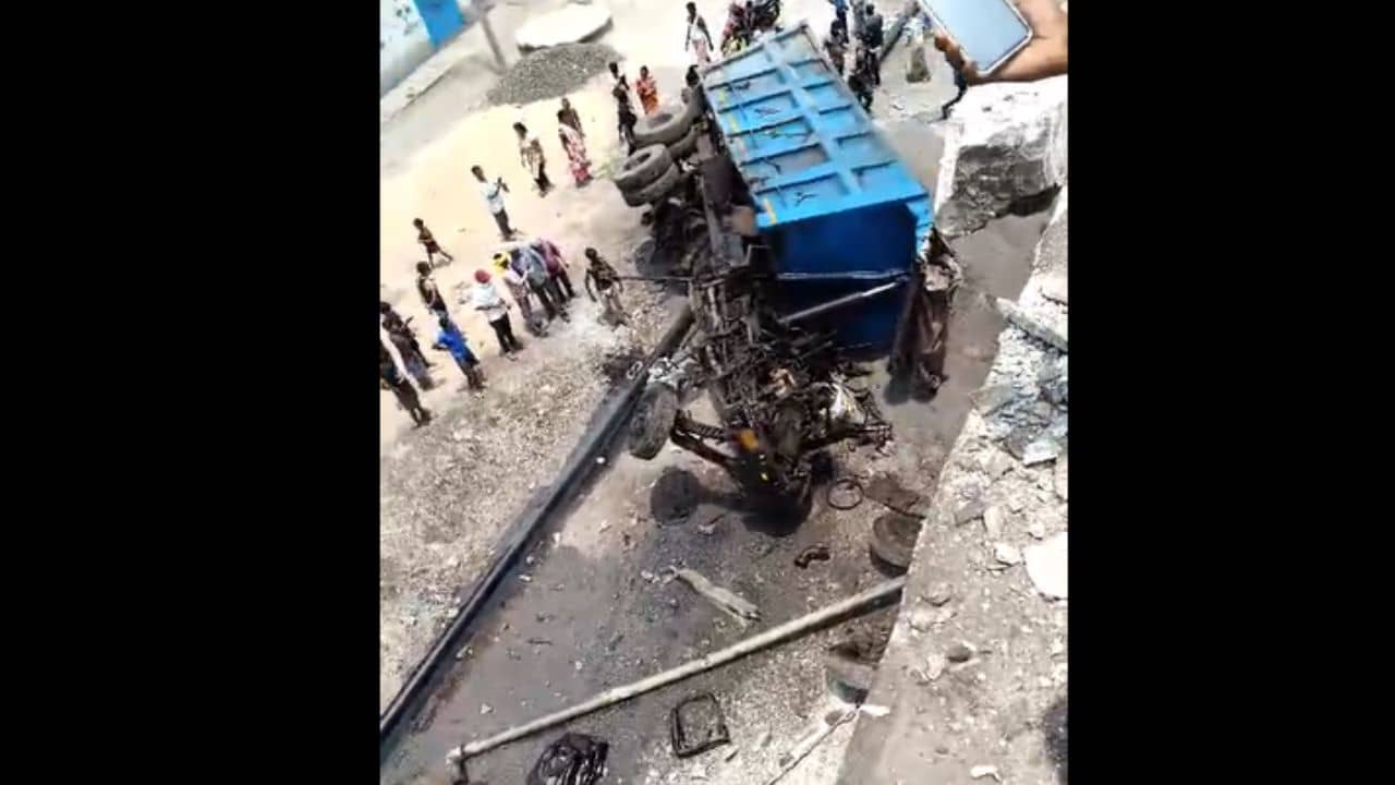 Durgapur: সার্ভিস রোড দিয়ে যাচ্ছিলেন, ওভার ব্রিজ থেকে নীচে পড়ল গাড়ি! মর্মান্তিক মৃত্যু