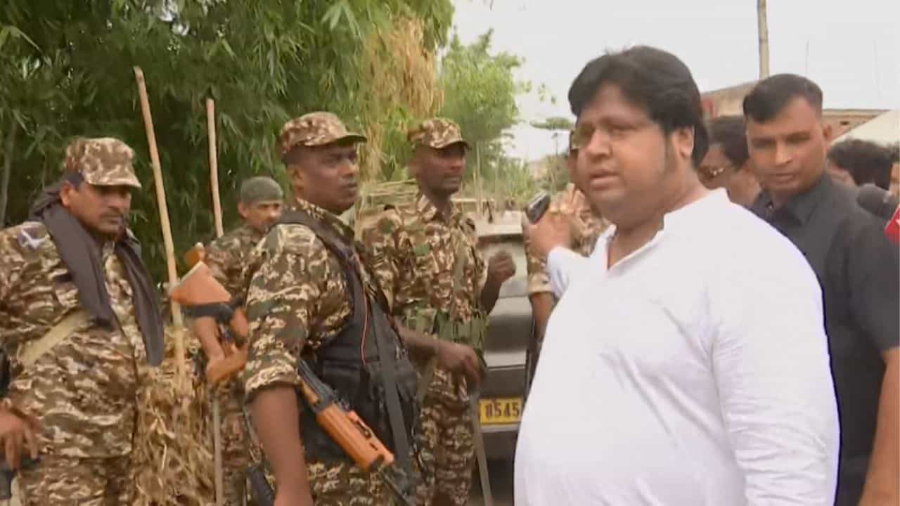Malda Uttar LokSabha: 'জোড়াফুলেই ভোটটা দেবেন...', ইয়াসিনকে ঘোরাঘুরি করতে দেখে চলে যেতে বলল CRPF, পাল্টা TMC নেতা বললেন, 'আমি তো সমাজকর্মী' Malda Uttar LokSabha: 'জোড়াফুলেই ভোটটা দেবেন...', ইয়াসিনকে ঘোরাঘুরি করতে দেখে চলে যেতে বলল CRPF, পাল্টা TMC নেতা বললেন, 'আমি তো সমাজকর্মী'