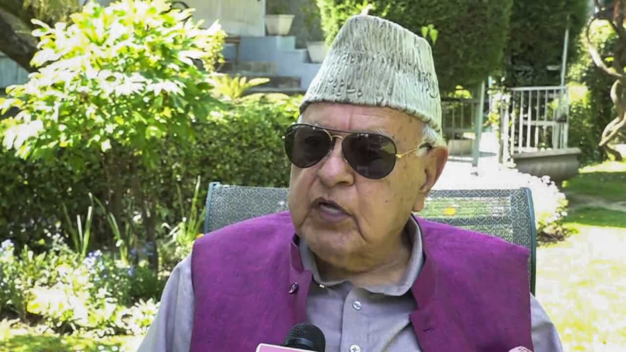 Farooq Abdullah: 'চুড়ি পরে নেই পাকিস্তান...', এটা কী বললেন ফারুক আবদুল্লা? Farooq Abdullah: 'চুড়ি পরে নেই পাকিস্তান...', এটা কী বললেন ফারুক আবদুল্লা?