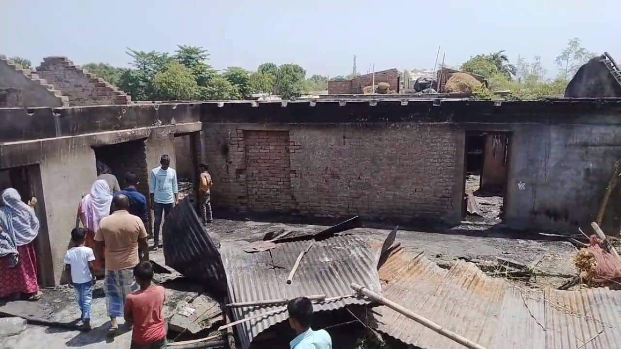 Malda: মাংস রান্না করতে গিয়ে কী কাণ্ড! কিছু বুঝে ওঠার আগেই মাথার উপর থেকে ছাদ সরে গেল মতিউল-ওলেমাদের