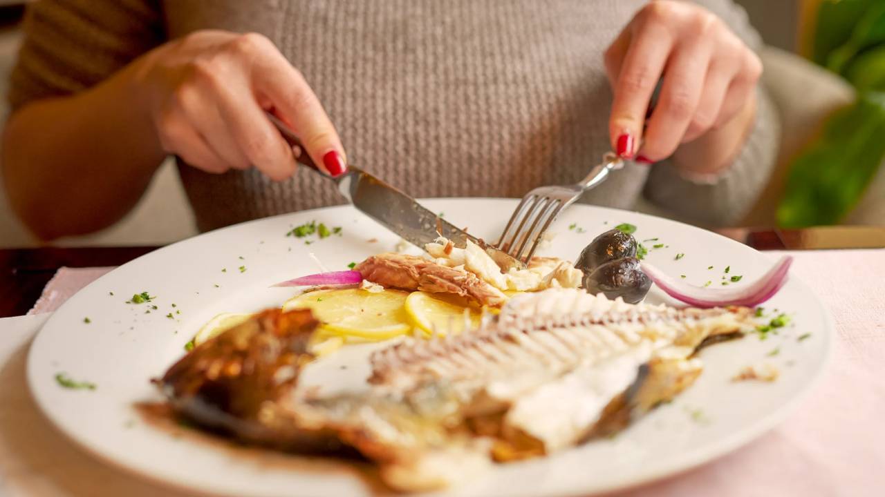 খাওয়ার সময় গলায় আটকেছে মাছের কাঁটা? সঙ্গে সঙ্গে করুন এই কাজ