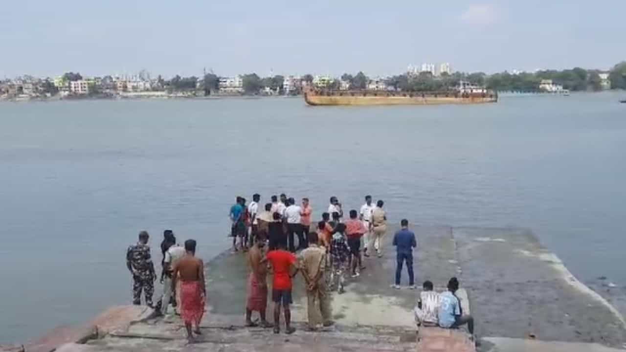 Howrah: বন্ধ ছিল বেলুড় মঠের দরজা, তাই স্নানে নেমেছিলেন গঙ্গায়, নিখোঁজ বেহালার বাসিন্দা Howrah: বন্ধ ছিল বেলুড় মঠের দরজা, তাই স্নানে নেমেছিলেন গঙ্গায়, নিখোঁজ বেহালার বাসিন্দা