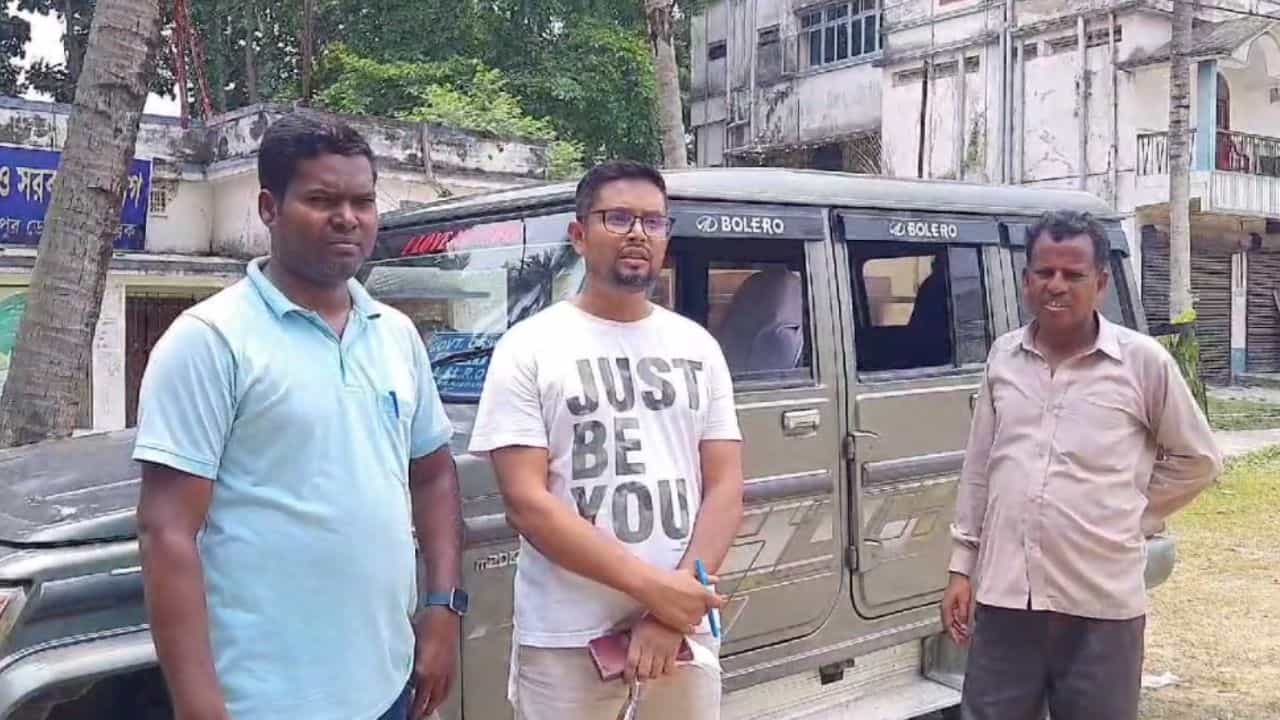 Gangarampur: কেড়ে নেওয়া হল ফোন, বালি মাফিয়াদের বিরুদ্ধে অভিযানে গিয়ে আক্রান্ত খোদ সরকারি আধিকারিকরা Gangarampur: কেড়ে নেওয়া হল ফোন, বালি মাফিয়াদের বিরুদ্ধে অভিযানে গিয়ে আক্রান্ত খোদ সরকারি আধিকারিকরা