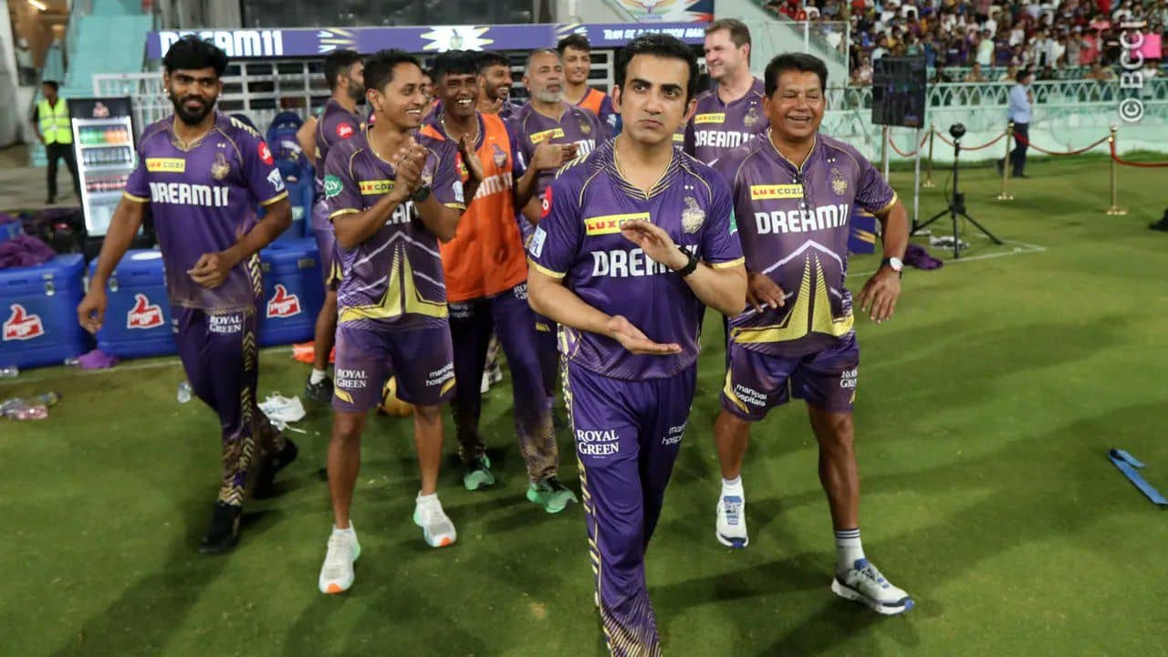 KKR, IPL 2024: প্রিয় বন্ধু গম্ভীরকে IPL ট্রফি উপহার দিলেন নারিন-রাসেল