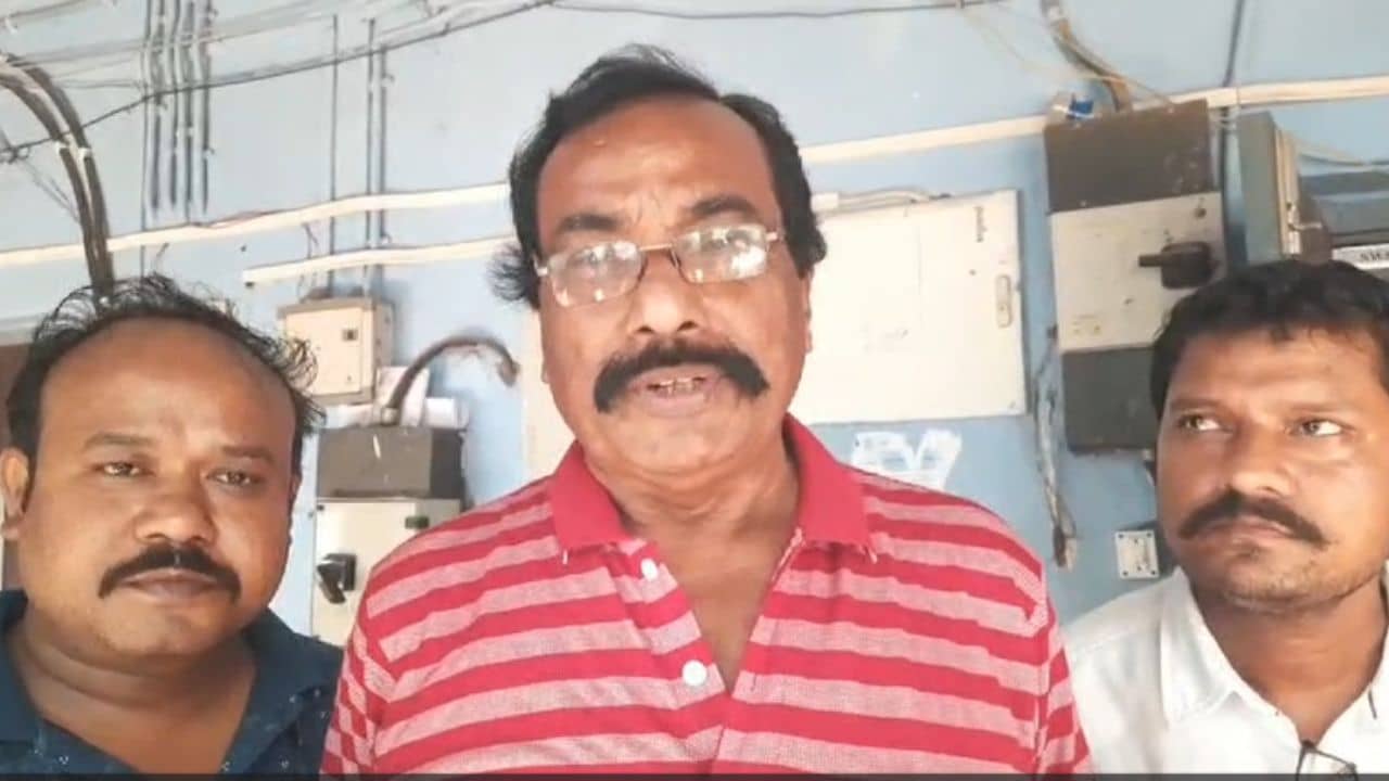 BUS: মেলেনি বকেয়া, টাকা না মিললে বাস-গাড়ি ভোটের কাজে না দেওয়ার হুঁশিয়ারি