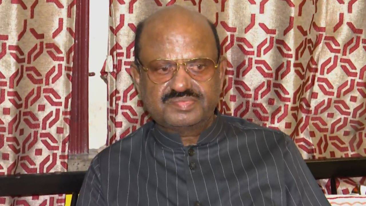 C V Ananda Bose: সাংবাদিকদের মুখে ধর্ষণের অভিযোগ শুনতেই হাত তুললেন রাজ্যপাল!