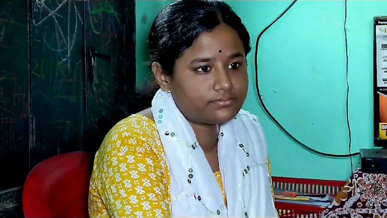 WB Class 12 Board Result: তাঁতির মেয়ে এবারের উচ্চ মাধ্যমিকে দশম, শিক্ষিকা হওয়ার স্বপ্ন দেখে বৃষ্টি