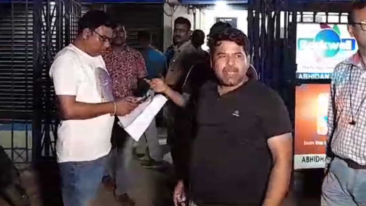 Howrah: হাওড়া থেকে গ্রেফতার এক অফিসার Howrah: হাওড়া থেকে গ্রেফতার এক অফিসার