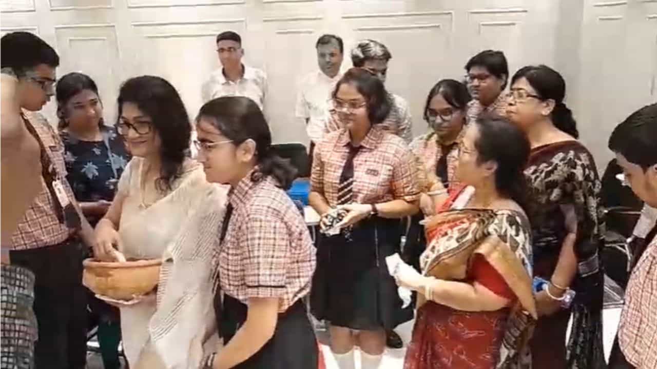 ICSE-ISC Result Out: ICSE-তে ভারতের মধ্যে দ্বিতীয় হয়ে নজর কাড়ল সোদপুর সেন্ট জেভিয়ার্সের অনুষ্কা ICSE-ISC Result Out: ICSE-তে ভারতের মধ্যে দ্বিতীয় হয়ে নজর কাড়ল সোদপুর সেন্ট জেভিয়ার্সের অনুষ্কা