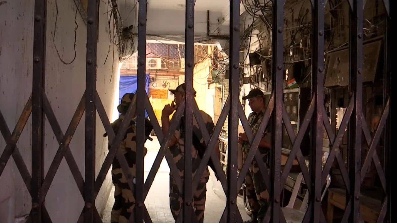 IT Raid:  ধর্মতলা থেকে গড়িয়াহাট! আড়াই দিন ধরে গোপনে চলছিল তল্লাশি, ভোটের মধ্যেই উদ্ধার কোটি টাকা