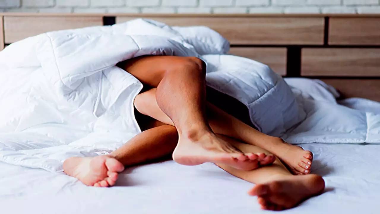 Thai Politician: সন্ন্যাসী ছেলের সঙ্গে বিছানায় নগ্ন নেত্রী! চাদর সরালেন স্বামী...