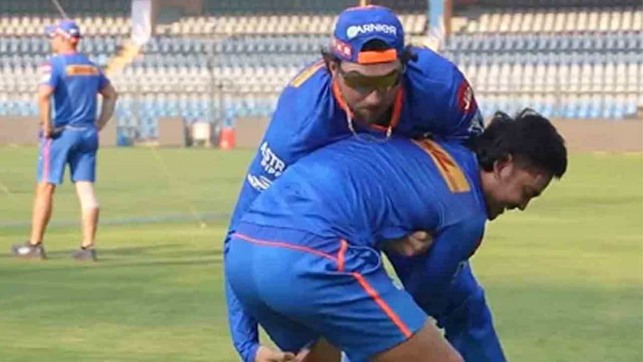 MI Practice ভিডিয়ো: মুম্বই প্র্যাক্টিসে ঈশান বনাম টিম, কুস্তিতে কে কিস্তিমাত করলেন! MI Practice ভিডিয়ো: মুম্বই প্র্যাক্টিসে ঈশান বনাম টিম, কুস্তিতে কে কিস্তিমাত করলেন!