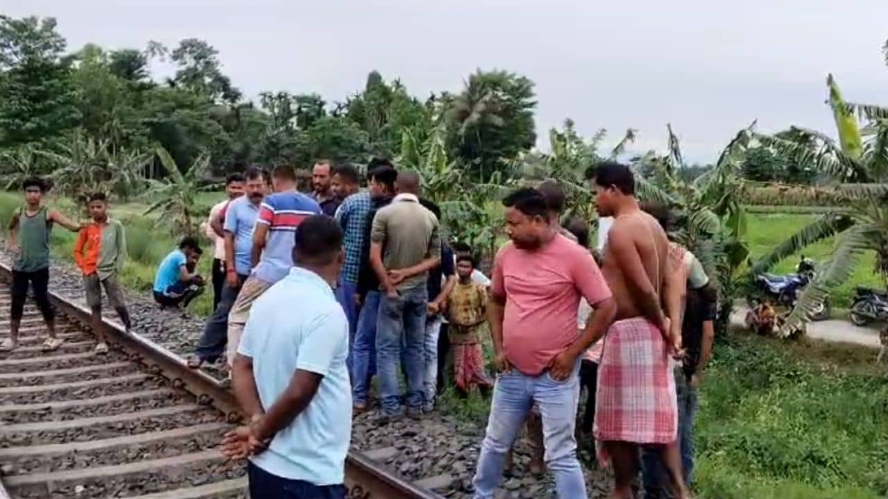 Jalpaiguri: ও প্রান্ত দিয়ে আসছিল মালগাড়ি, দৌড়ে গিয়ে হঠাৎ রেললাইনে শুয়ে পড়লেন ব্যক্তি...
