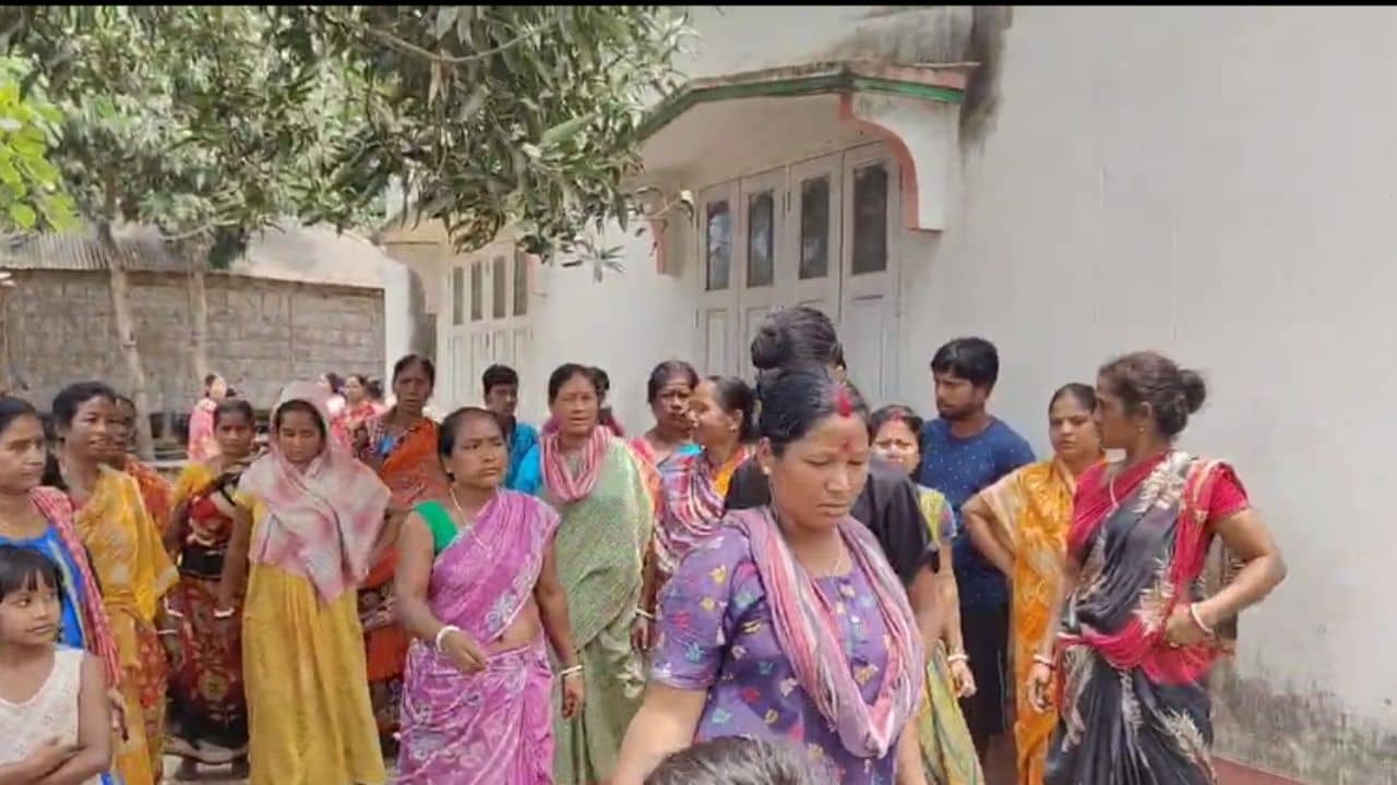 Jalpaiguri: প্রীতির একারই ক্ষমতা, ৩ মাসের মেয়াদ! রোজ গোটা গ্রামের ছেলেরা ভিড় করছেন তাঁর বাড়িতে! মধু খুঁজে বার করলেন ঘরনীরাই