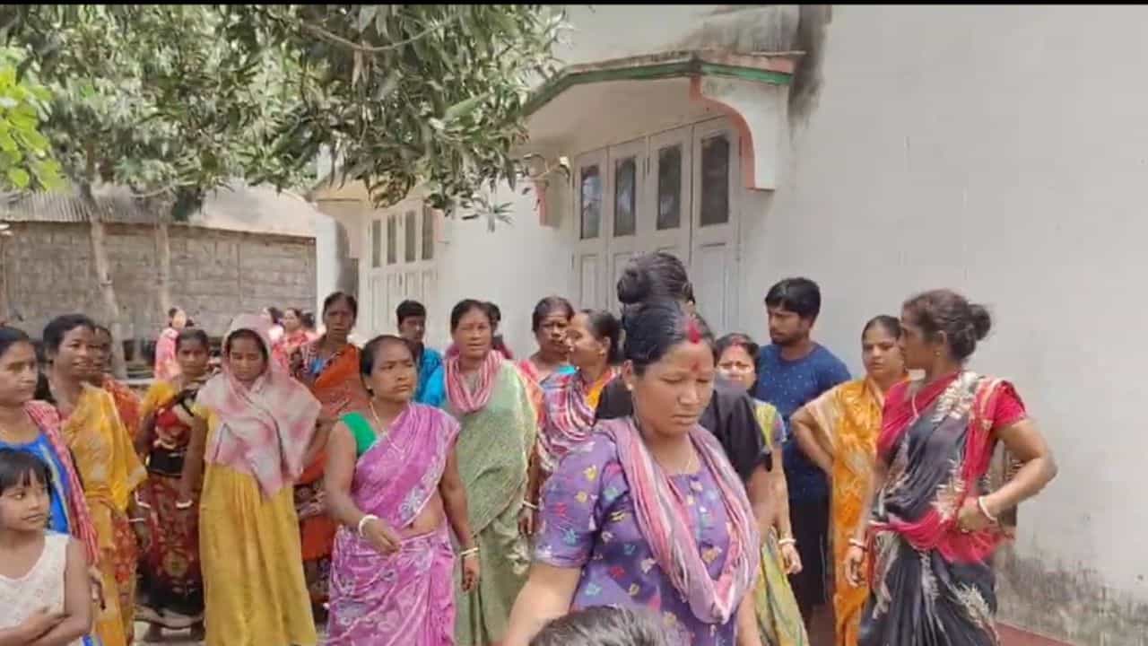 Jalpaiguri: প্রীতির একারই ক্ষমতা, ৩ মাসের মেয়াদ! রোজ গোটা গ্রামের ছেলেরা ভিড় করছেন তাঁর বাড়িতে! 'মধু' খুঁজে বার করলেন ঘরনীরাই Jalpaiguri: প্রীতির একারই ক্ষমতা, ৩ মাসের মেয়াদ! রোজ গোটা গ্রামের ছেলেরা ভিড় করছেন তাঁর বাড়িতে! 'মধু' খুঁজে বার করলেন ঘরনীরাই