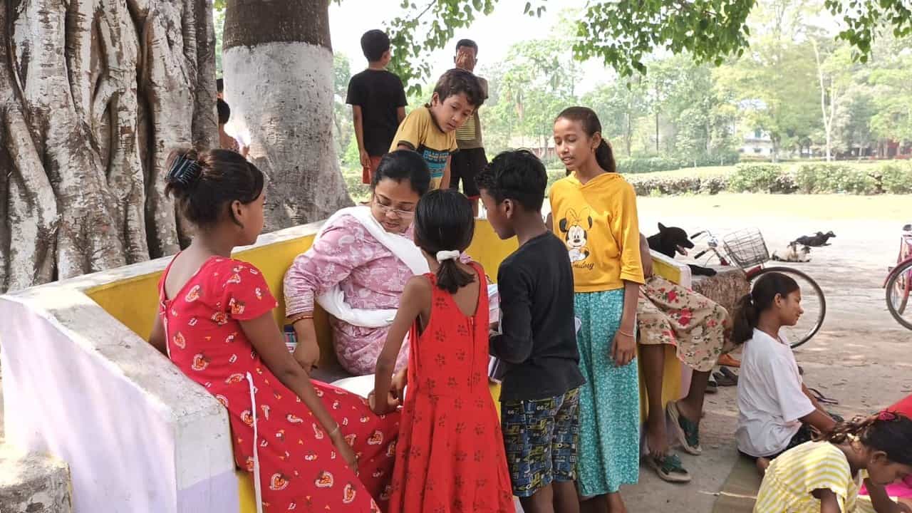 Jalpaiguri: স্কুলে টানা দেড় মাসের ছুটি, ড্রপ আউট ঠেকাতে তীব্র গরমেই অভিনব উদ্যোগ প্রধান শিক্ষিকার Jalpaiguri: স্কুলে টানা দেড় মাসের ছুটি, ড্রপ আউট ঠেকাতে তীব্র গরমেই অভিনব উদ্যোগ প্রধান শিক্ষিকার