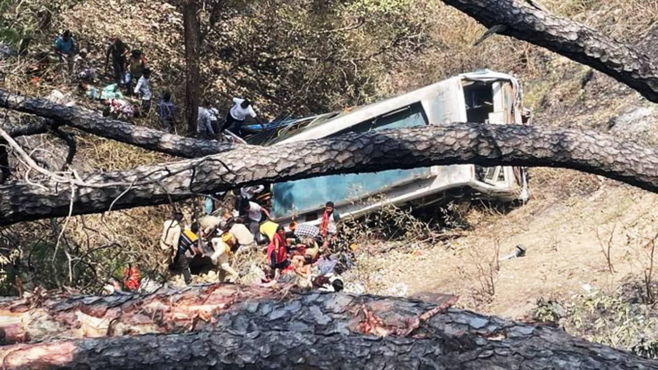 Jammu: রাস্তা থেকে ছিটকে সোজা খাদে বাস! বেঘোরে মৃত্যু অন্তত ২০ তীর্থযাত্রীর