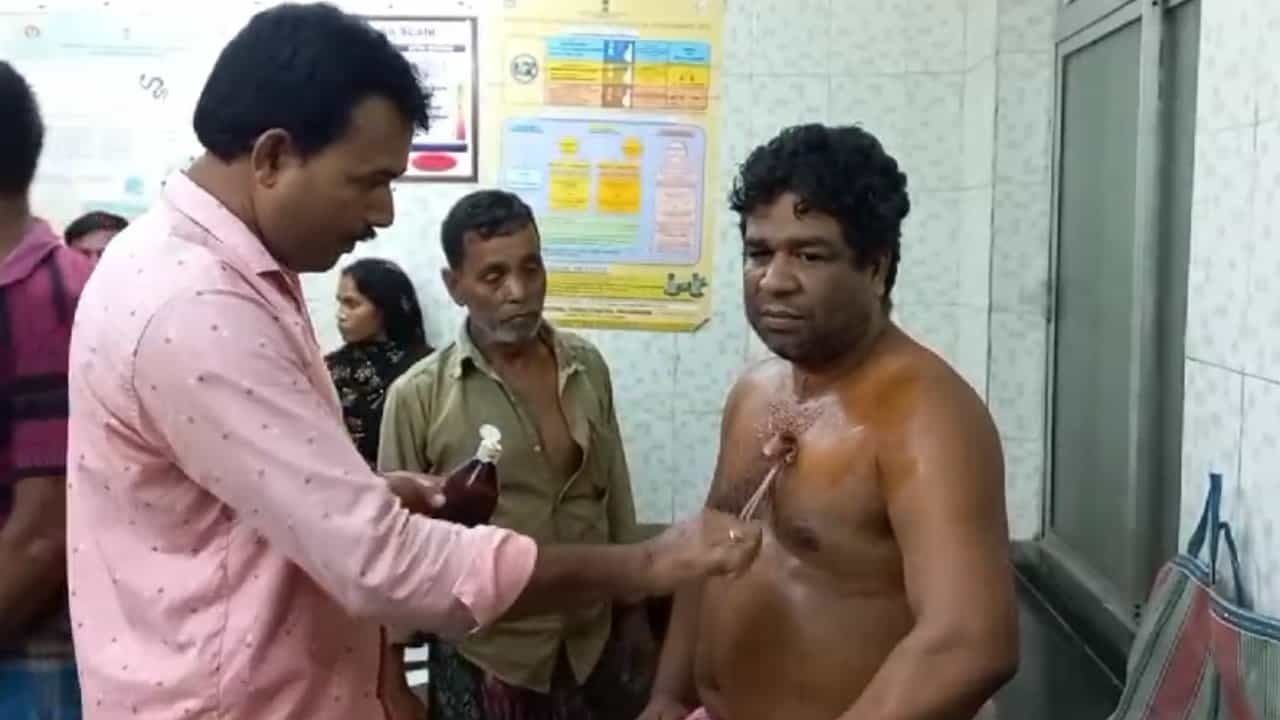 Jaynagar: ভোটের আগেই তপ্ত জয়নগর, রাতের অন্ধকারে তৃণমূল নেতাকে লক্ষ্য করে বোমা-গুলি Jaynagar: ভোটের আগেই তপ্ত জয়নগর, রাতের অন্ধকারে তৃণমূল নেতাকে লক্ষ্য করে বোমা-গুলি