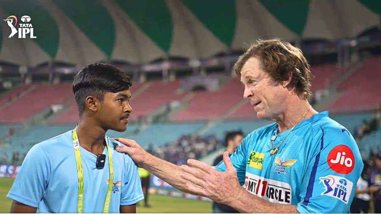 IPL 2024: অনবদ্য ক্যাচ বল বয়ের, হাততালিতে ভরিয়ে অটোগ্রাফ চাইলেন খোদ জন্টি রোডস