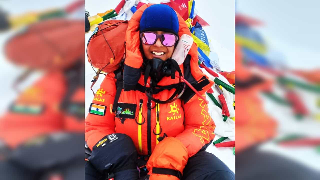 Mount Everest: ১৬ বছরের কিশোরীর পায়ের তলায় এভারেস্ট! রেকর্ড নৌসেনা কর্তার মেয়ের Mount Everest: ১৬ বছরের কিশোরীর পায়ের তলায় এভারেস্ট! রেকর্ড নৌসেনা কর্তার মেয়ের