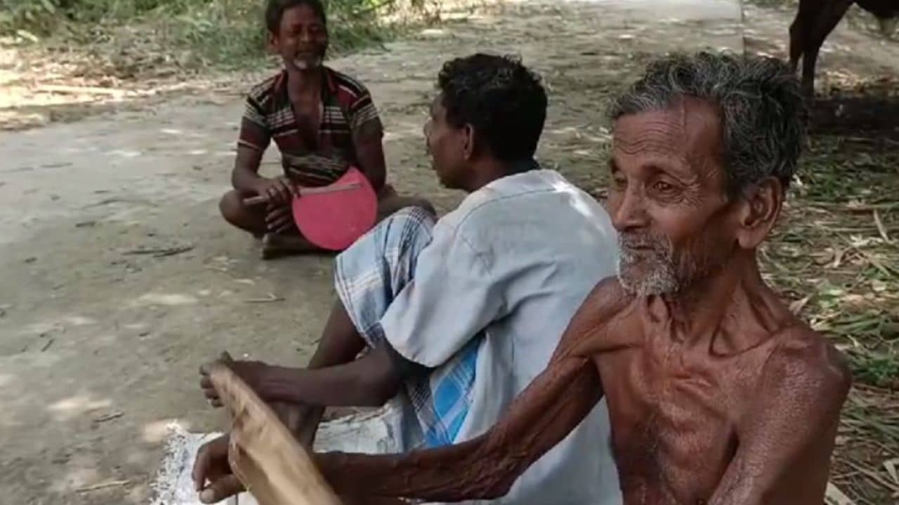 Katwa: ৩ দিন হয়ে গেল কারেন্ট নেই, গাছের তলাই ভরসা এলাকাবাসীর