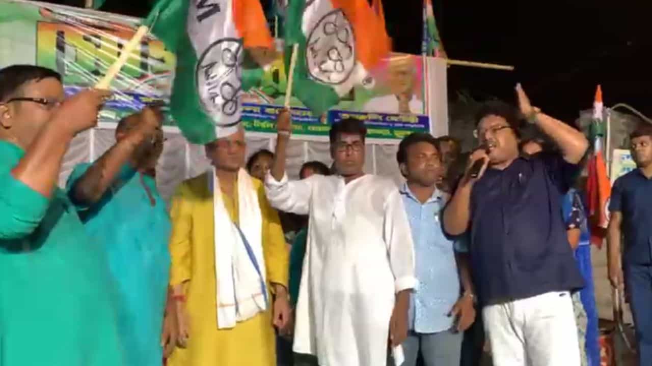 Dumdum Lok Sabha: ভোটের আগেই দমদম লোকসভায় 'খেলা' ঘুরিয়ে দিল TMC! Dumdum Lok Sabha: ভোটের আগেই দমদম লোকসভায় 'খেলা' ঘুরিয়ে দিল TMC!
